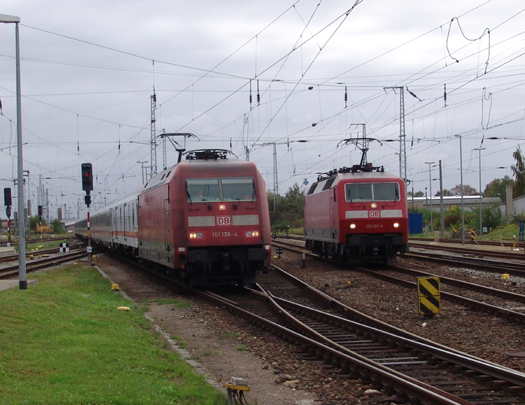 IC 1805/1815 von Seebad Heringsdorf/Ostseebad Binz Richtung Kln Hbf bei der Einfahrt im Rostocker Hbf rechts steht 120 109-4(25.09.10)