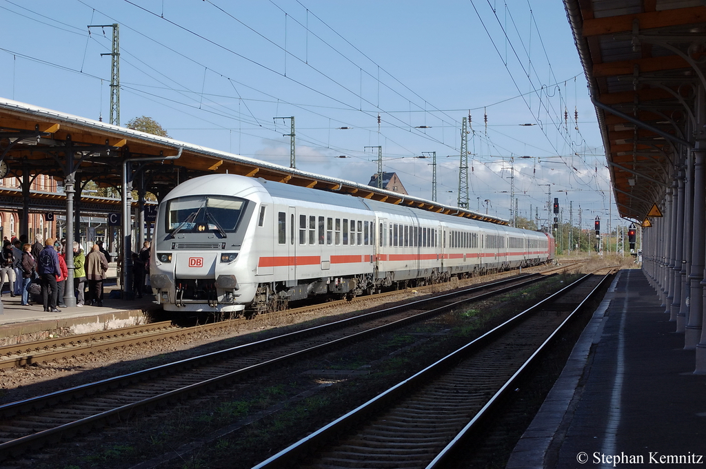 IC 2038 von Leipzig Hbf nach Oldenburg(Oldb) bei der Durchfahrt in Stendal. Geschoben von der 101 015-6. 09.10.2011