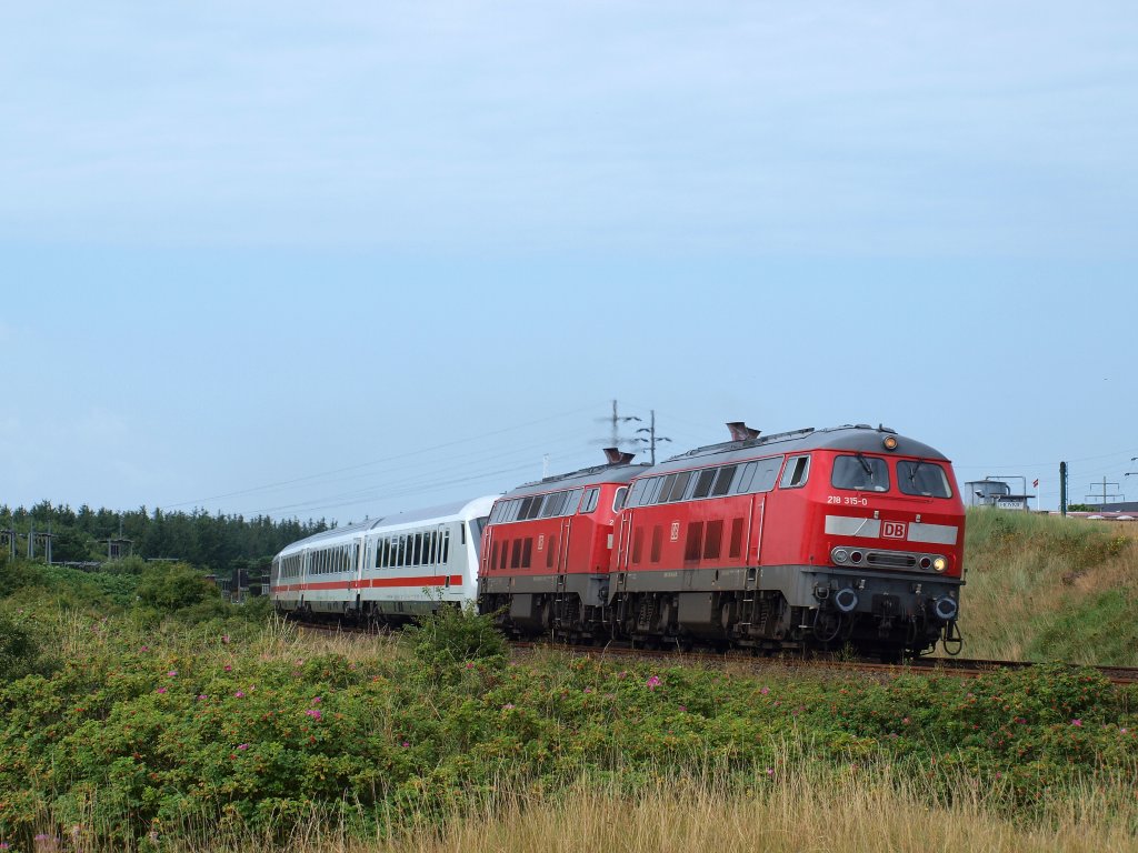 IC 2171 wurde gezogen von 218 315-0 und einer weiteren 218. Hier ist der Zug zusehen an der Morsumer Nssespitze.