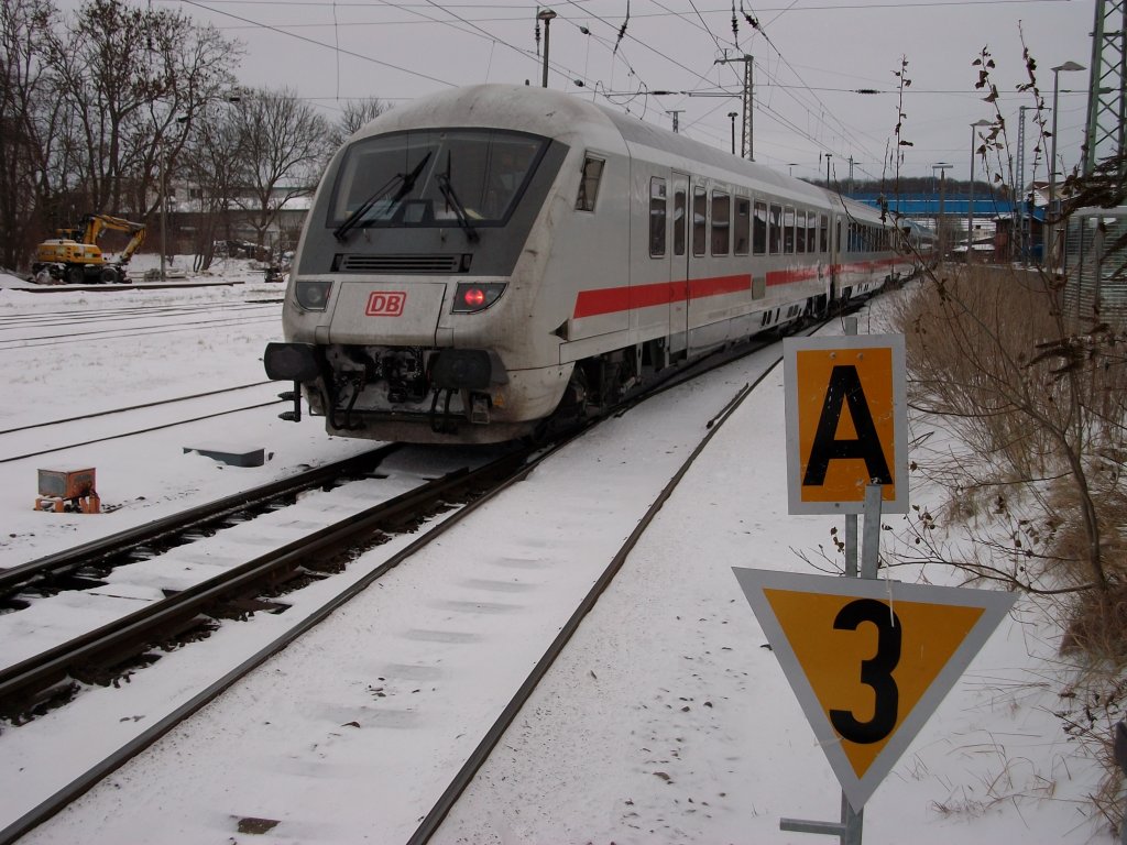 IC 2184 Hannover-Binz am 16.Dezember 2010 verlie mit 30km/h den Bahnhof Bergen/Rgen.