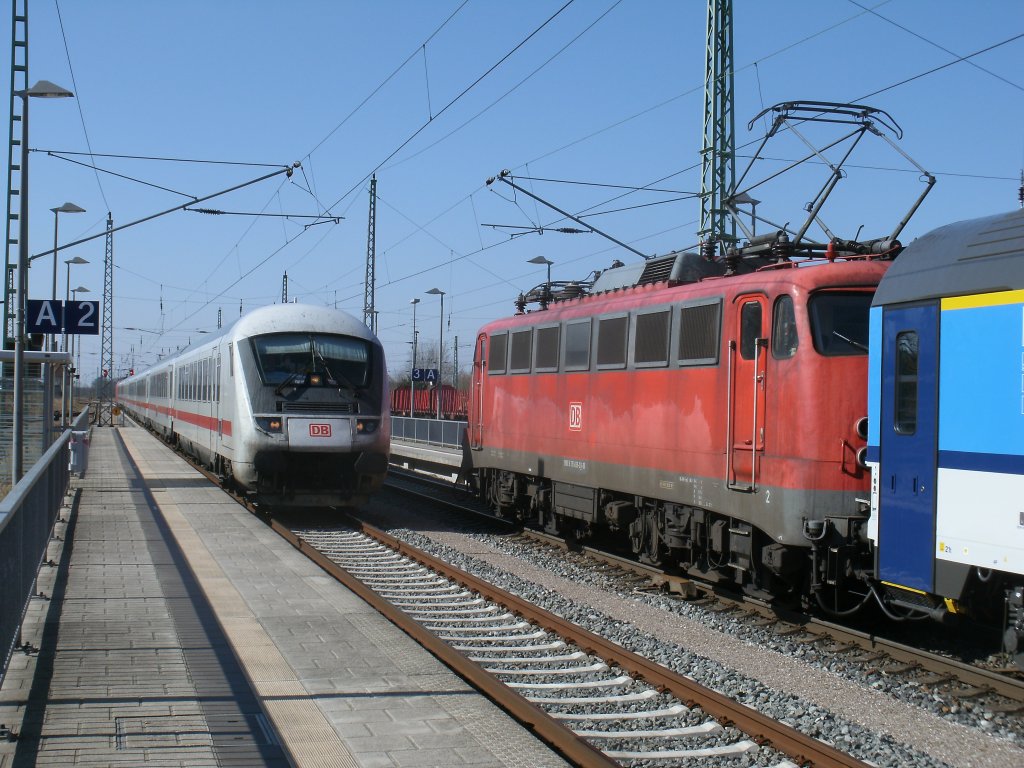 IC 2184 Hannover-Binz traf,am 06.April 2012,auf dem auf Ausfahrt wartenen EC 379, Binz-Brno,in Bergen/Rgen.