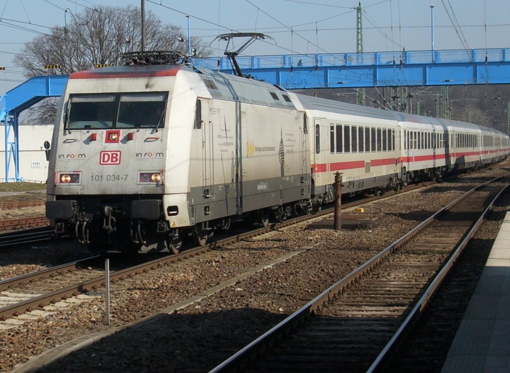 IC 2213 Binz-Stuttgart am 25.Mrz 2010 mit der 101 034 an der Spitze in Bergen/Rgen.