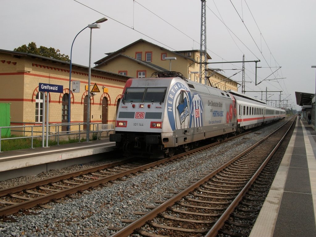 IC 2353 Kassel-Stralsund am 20.September 2010 mit 101 144-4 in Greifswald.