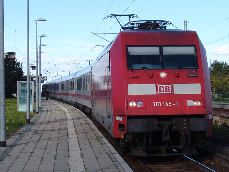 IC2239 von Warnemnde Richtung Leipzig Hbf bei der Ausfahrt im Bahnhof Warnemnde.(17.10.10)