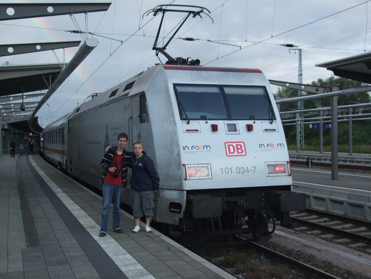 IC2572 Hamburg-Altona nach Stralsund kurz vor der Abfahrt im Rostocker Hbf.(links im Bild stehen die Fotokollegen Sven Niggemeyer und Stefan Pavel)Aufgenommen am 11.07.09 Fotografiert wurden wir von Daniel D.
