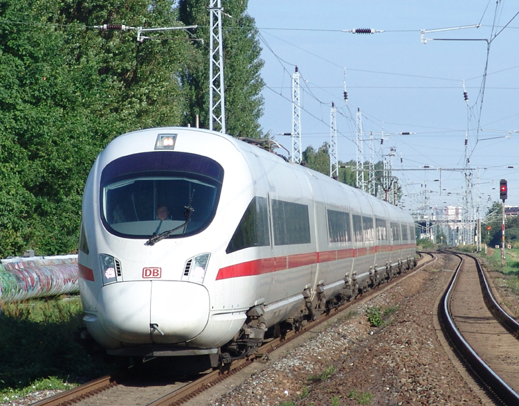 ICE 1611 von Warnemnde Richtung Mnchen Hbf bei der Durchfahrt um 09.10 Uhr beim S-Bahnhof Rostock Holbeinplatz.(21.08.10)