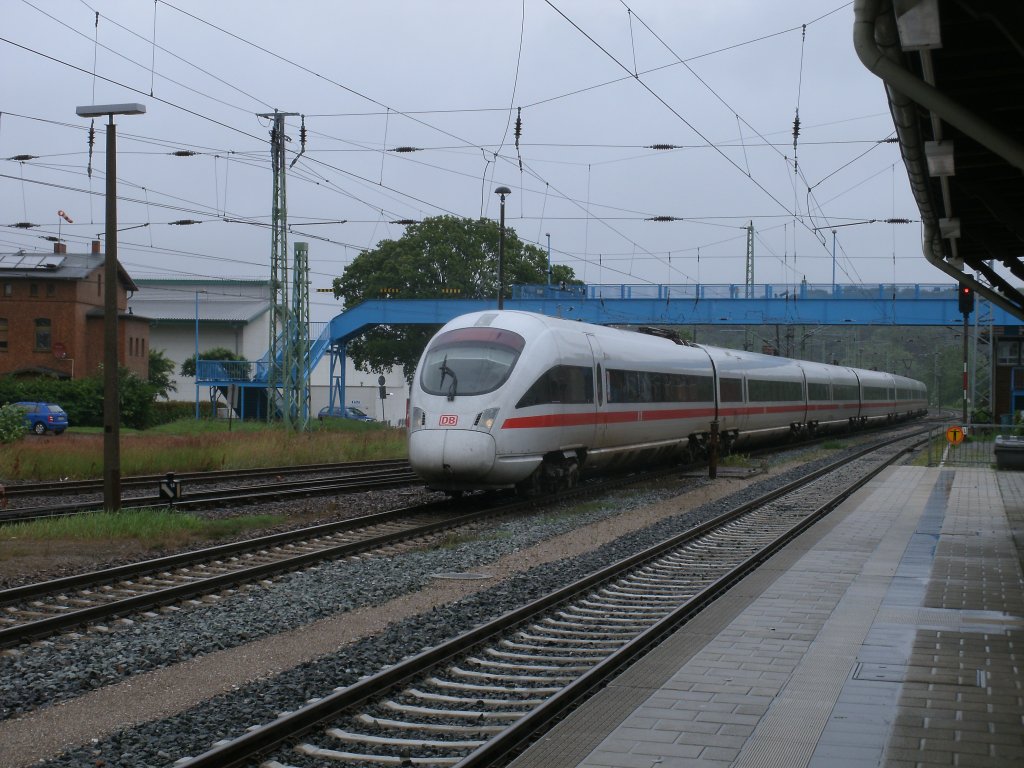 ICE 1715 Binz-Mnchen,am 23.Juli 2011,bei der Einfahrt in Rgen`s  Inselhauptstadt  Bergen/Rgen gefahren vom 411 082/582.