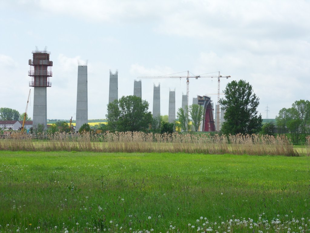 ICE Unstruttalbr�cke bei Karsdorf, die das Unstuttal zuk�nftig zwischen dem Bibratunnel und Osterbergtunnel auf einer L�nge von 2668 m �berspannen wird; 23.05.2010 (Foto: Christof Rommel)