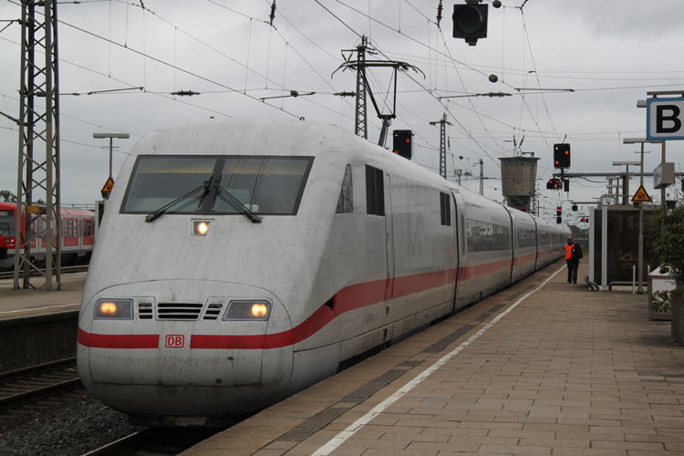 ICE1 von Stuttgart/Mnchen Hbf bei der Einfahrt im Bahnhof Hamburg-Altona.(23.07.2011)