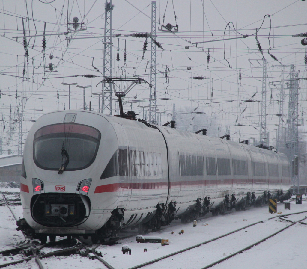 ICE1611 von Warnemnde nach Mnchen Hbf bei der Ausfahrt im Rostocker Hbf.08.12.2012