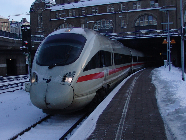 ICE380 von Hamburg Hbf Richtung Aarhus bei der Ausfahrt im Hamburger Hbf um 13.50 Uhr.(18.12.10)