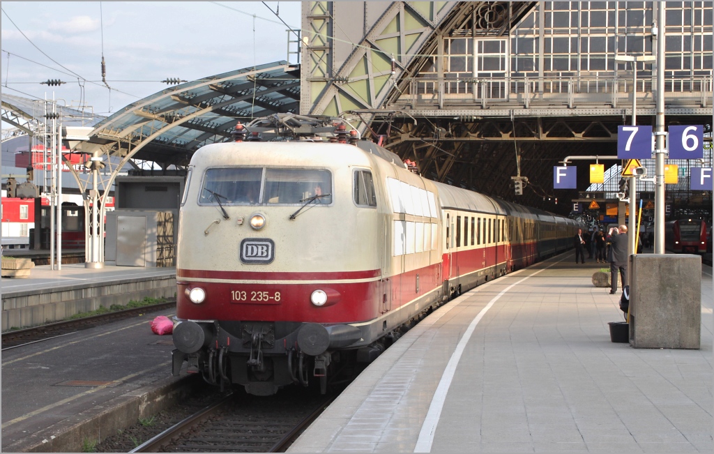 Ich wollte eigentlich ein Bild machen bei dem die 103 komplett von der Sonne angescheint wird, doch leider stand die Sonne im falschen Winkel und hatte eine Glhmurmel aus der Front gemacht...deswegen gibt es hier die Variante mit der Front im Schatten. 103 235 bei der Ausfahrt aus dem Klner Hauptbahnhof in Richtung Kln Betriebsbahnhof am 17.04.11