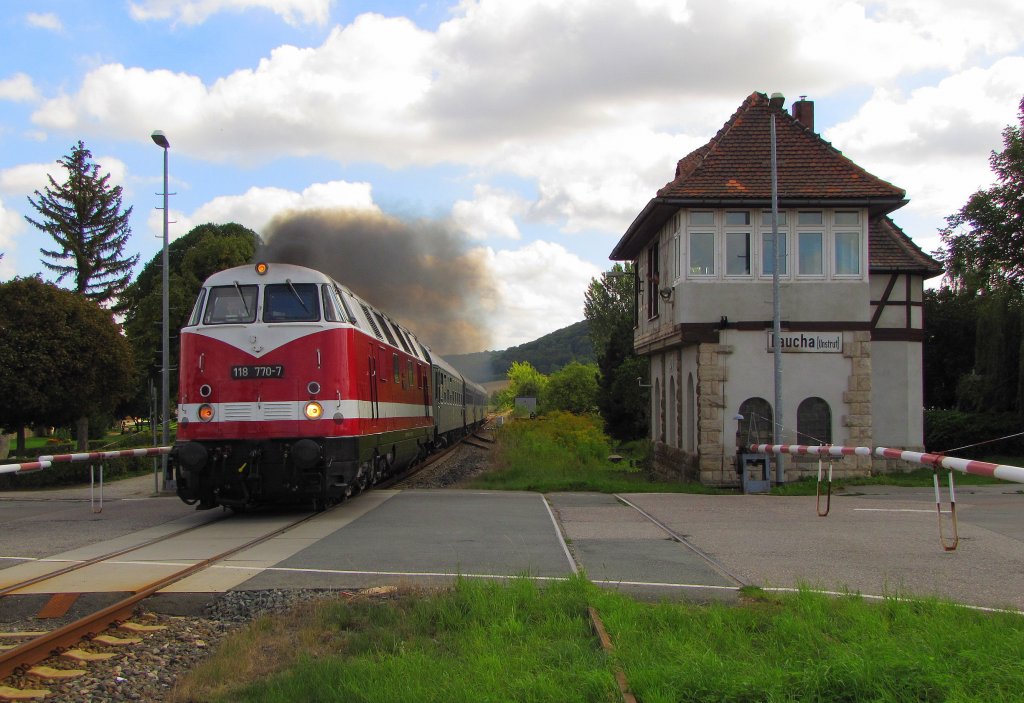 IG 58 3047 e.V. 118 770-7 (92 80 1228 770-4 D-MTEG) mit dem DPE 13492 von Leipzig-Plagwitz nach Karsdorf, bei der Ausfahrt in Laucha. Der Sonderzug f�hrt zur Abstellung nach Karsdorf; 10.09.2011 (Foto: SW)