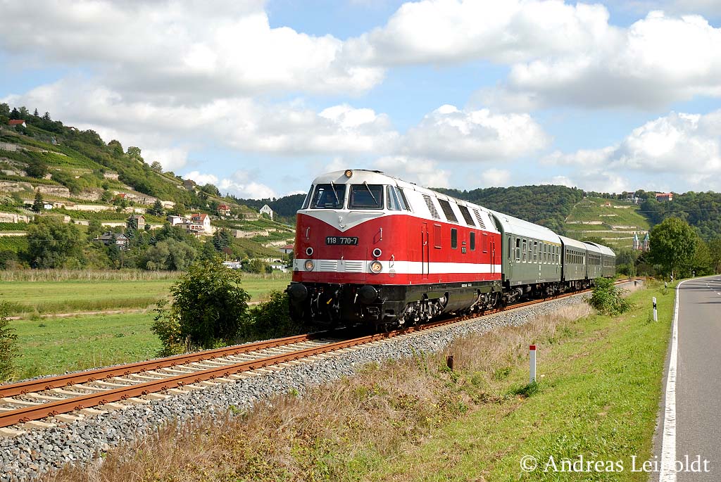 IG 58 3047 e.V. 118 770-7 mit dem DPE 13492 von Leipzig-Plagwitz nach Karsdorf, zwischen Freyburg und Balgst�dt. Der Leerzug f�hrt nach Karsdorf zur Abstellung; 10.09.2011 (Foto: Andreas Leipoldt)