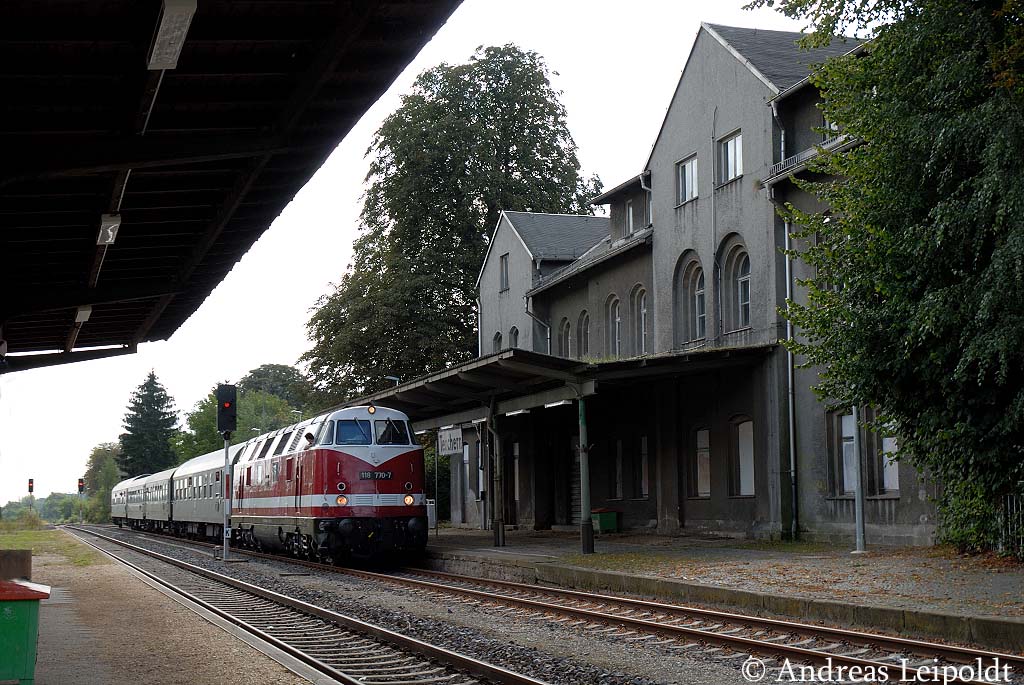 IG 58 3047 e.V. 118 770-7 mit dem DPE 13492 von Leipzig-Plagwitz nach Karsdorf, beim Kreuzungshalt im Bf Teuchern; 10.09.2011 (Foto: Andreas Leipoldt)
