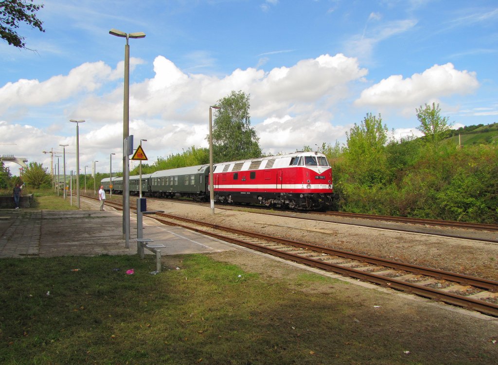 IG 58 3047 e.V. 118 770-7 mit dem DPE 13493 nach Leipzig-Plagwitz, im Bf Karsdorf. Der Bahnhof wird �brigens im Zuge der Umbauarbeiten ab dem 08.10.11 an eine andere Stelle verlegt und in der Form nicht erhalten; 10.09.2011