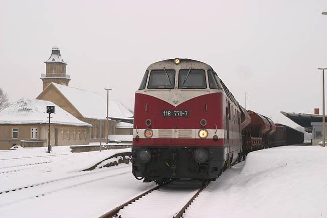 IG 58 3047 e.V. 118 770-7 mit einem Fotog�terzug von Gera �ber Nebra nach S�mmerda, im Bf Zeitz; 29.01.2005 (Foto: Daniel Berg)