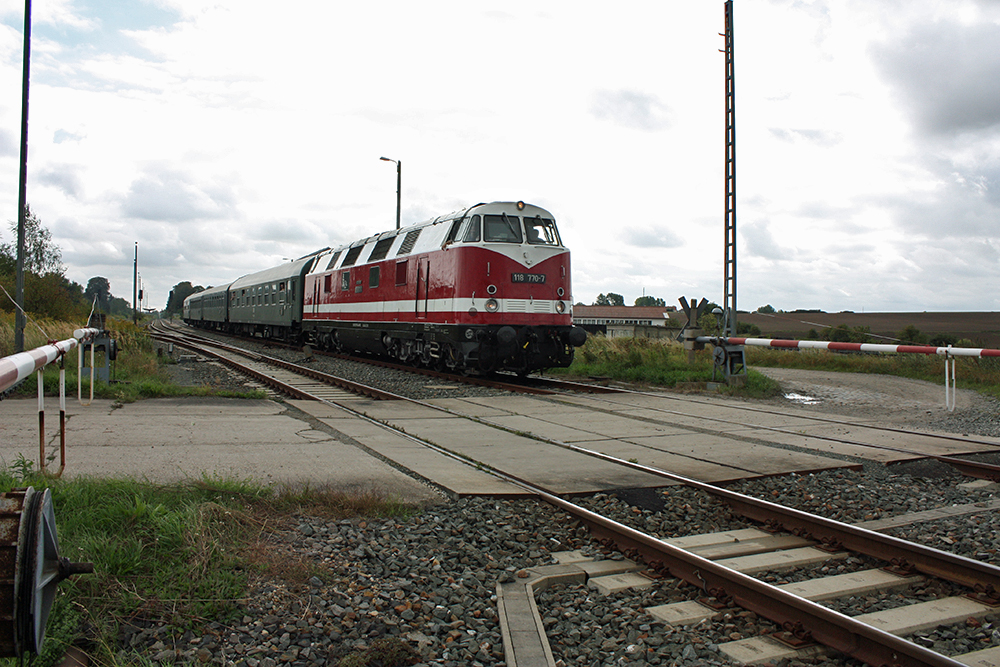 IG 58 3047 e.V. 118 770-7 mit dem DPE 13492 von Leipzig-Plagwitz nach Karsdorf, bei der Ausfahrt in Teuchern. Grund der Sonderfahrt ist das Winzerfest in Freyburg. Dazu wurde wieder die Strecke nach Naumburg befahren, die seit dem 12.12.2010 ohne �ffentlichen Schienenverkehr ist; 10.09.2011 (Foto: Peter Grauke)