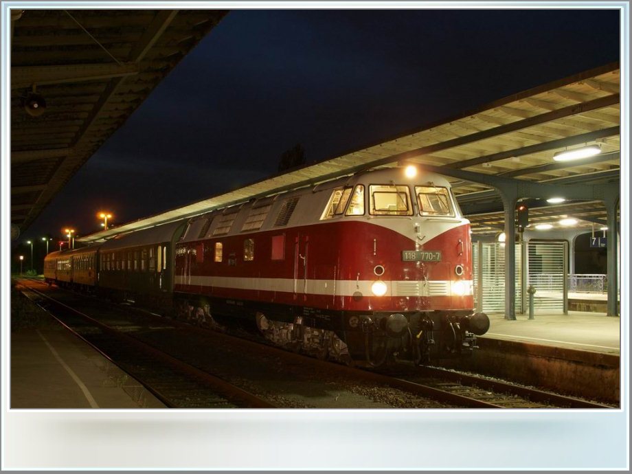 IG 58 3047 e.V. 118 770-7 mit dem DPE 13493 von Karsdorf nach Leipzig-Plagwitz, beim Halt in Zeitz; 10.09.2011 (Foto: Steffen Tautz)