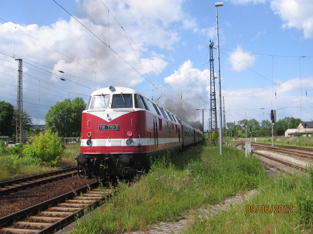 IG 58 3047 e.V. 118 770-7 als Schlusslok am DPE 91459 von St. Egidien nach Karsdorf, am 09.06.2012 bei der Ausfahrt in Naumburg Hbf. (Foto: Hans Grau)