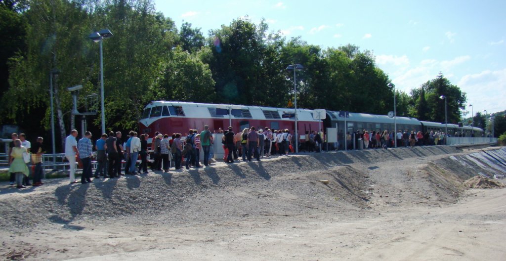 IG 58 3047 e.V. 118 770-7 mit dem privaten Sonderzug DPE 91540 von Karsdorf nach St. Egidien am Hp Freyburg. Er brachte Touristen nach der Stadtbesichtigung in Freyburg zur�ck nach Sachsen; 09.06.2012 (Foto: G�nther G�bel)