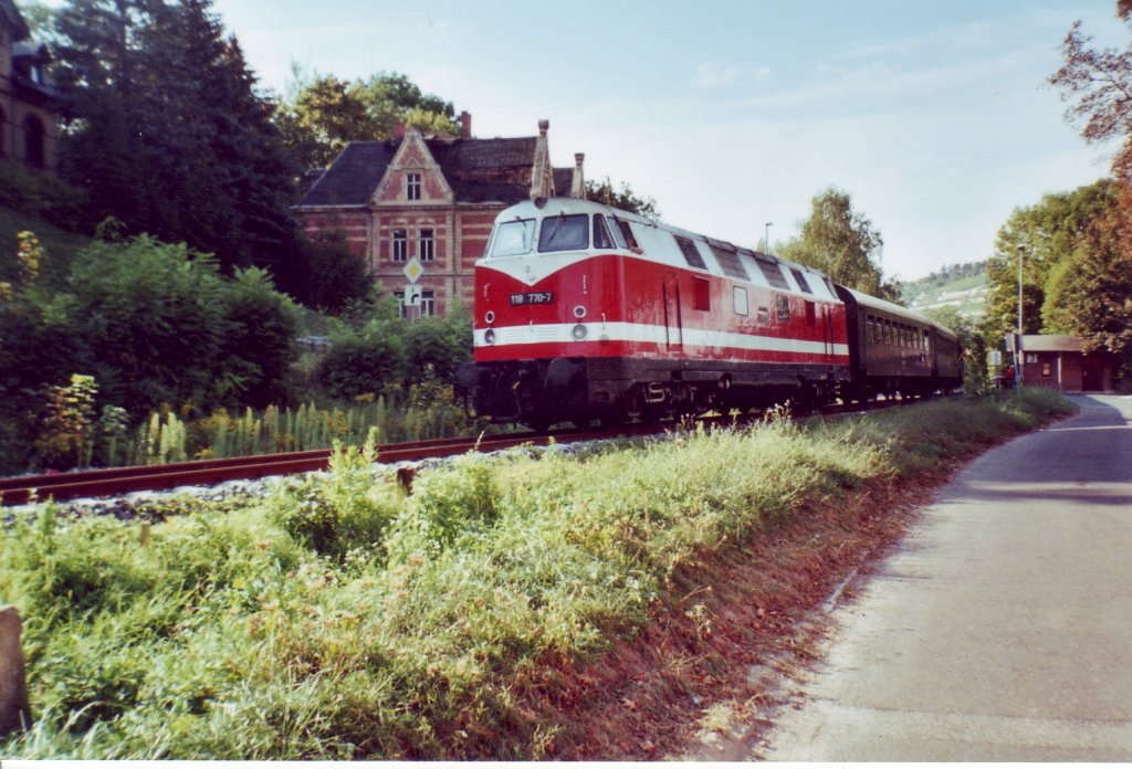 IG 58 3047 e.V. 118 770-7 mit dem Leerzug aus Karsdorf, bei der Einfahrt in Freyburg; 17.09.2006