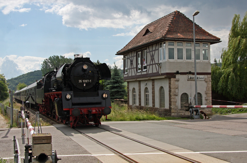 IG 58 3047 e.V. 35 1097-1 mit dem DPE 91459 von St. Egidien nach Karsdorf, neben dem Stellwerk Lw in Laucha; 09.06.2012 (Foto: Ren� Richter)