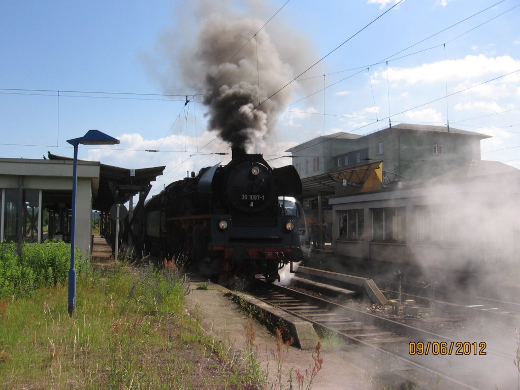 IG 58 3047 e.V. 35 1097-1 mit dem privaten Sonderzug DPE 91459 von St. Egidien nach Karsdorf, am 09.06.2012 in Naumburg Hbf. Der Zug brachte Touristen nach Freyburg und fuhr dann als Leerzug nach Karsdorf. (Foto: Hans Grau)