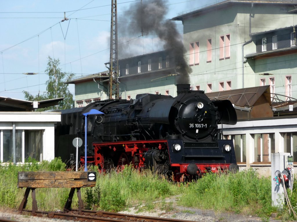 IG 58 3047 e.V. 35 1097-1 steht am Nachmittag des 09.06.2012 mit dem DPE 91540 von Karsdorf nach St. Egidien abfahrbereit in Naumburg Hbf. Die abendliche R�ckfahrt erfolgte �ber Jena und Gera. (Foto: Klaus Pollm�cher)