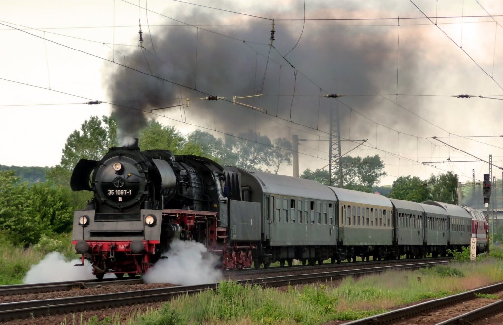 IG 58 3047 e.V. 35 1097-1 mit dem DPE 91540 von Karsdorf nach St. Egidien, am 09.06.2012 bei der Ausfahrt in Naumburg Hbf. Am Abend ging es �ber Jena und Gera zur�ck nach St. Egidien. (Foto: Klaus Pollm�cher)