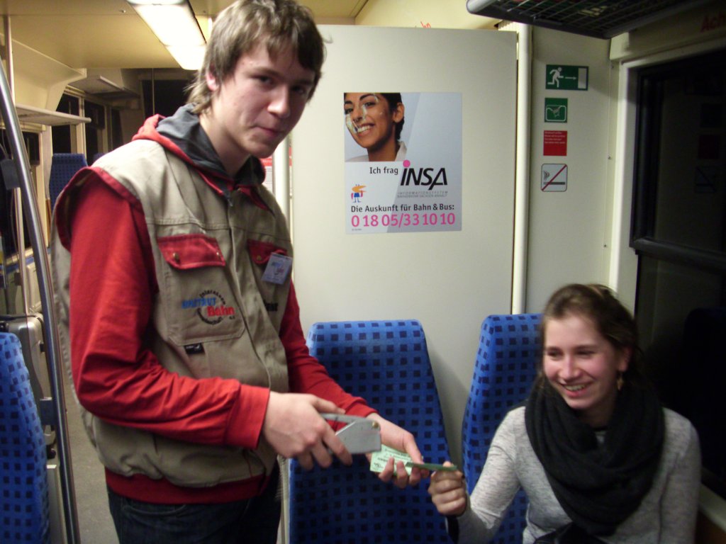 IG Unstrutbahn e.V. Mitglied Ferdinand Fischer beim Fahrkartenverkauf am 06.01.2013 im Burgenlandbahn 672 916, der als Sch�lerzug (verl�ngerte RB aus Naumburg Ost) am 06.01.2013 Sch�ler der Klosterschule nach den Ferien wieder nach Ro�leben brachte. (Foto: Ferdinand Fischer)
