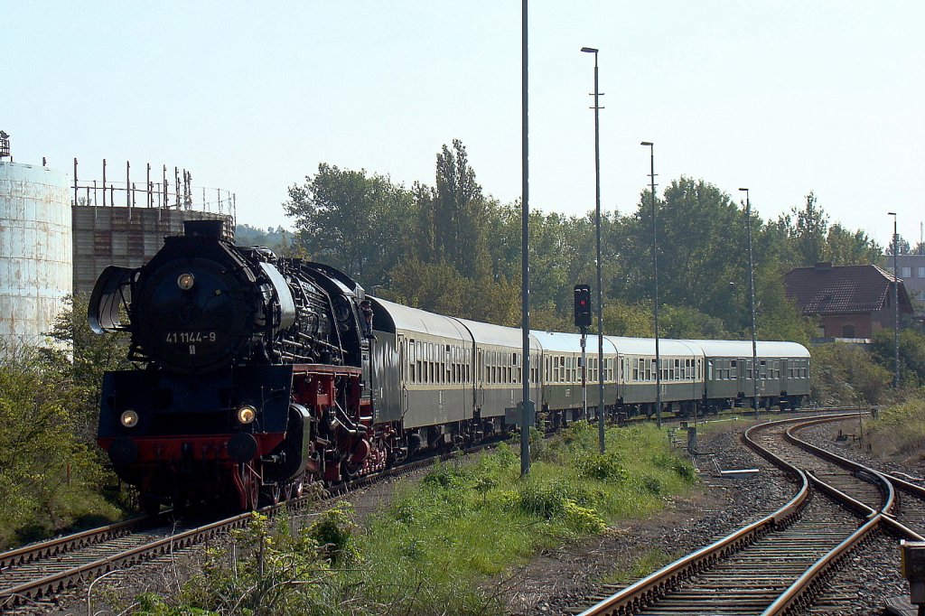 IGE Werrabahn 41 1144-9 mit dem Lr 74305 aus Freyburg, bei der Einfahrt am 25.09.2011 in Karsdorf. Der Sonderzug brachte als  Rotk�ppchen-Express I  Touristen aus Eisenach und Camburg nach Freyburg. (Foto: G�nther G�bel)