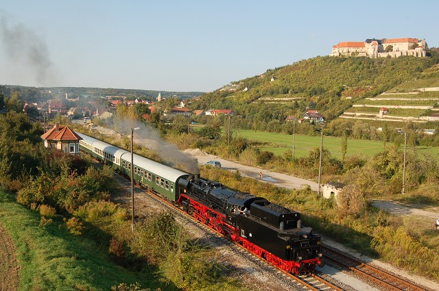 IGE Werrabahn 41 1144-9 mit dem RE 16585  Rotk�ppchen-Express I  nach Eisenach, bei der Ausfahrt in Freyburg; 25.09.2011 (Foto: dampflok015)