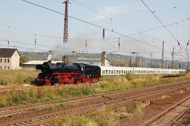 IGE Werrabahn 41 1144-9 mit dem RE 16585  Rotk�ppchen-Express I  von Freyburg nach Eisenach, bei der Ausfahrt in Naumburg Hbf; 25.09.2011 (Foto: dampflok015)