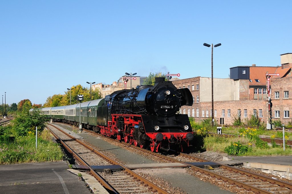 IGE Werrabahn 41 1144-9 mit dem RE 16580 von Altenburg nach Freyburg und weiter zur Abstellung nach Karsdorf, am 30.09.2012 bei der Einfahrt in Zeitz. (Foto: Torsten Barth)