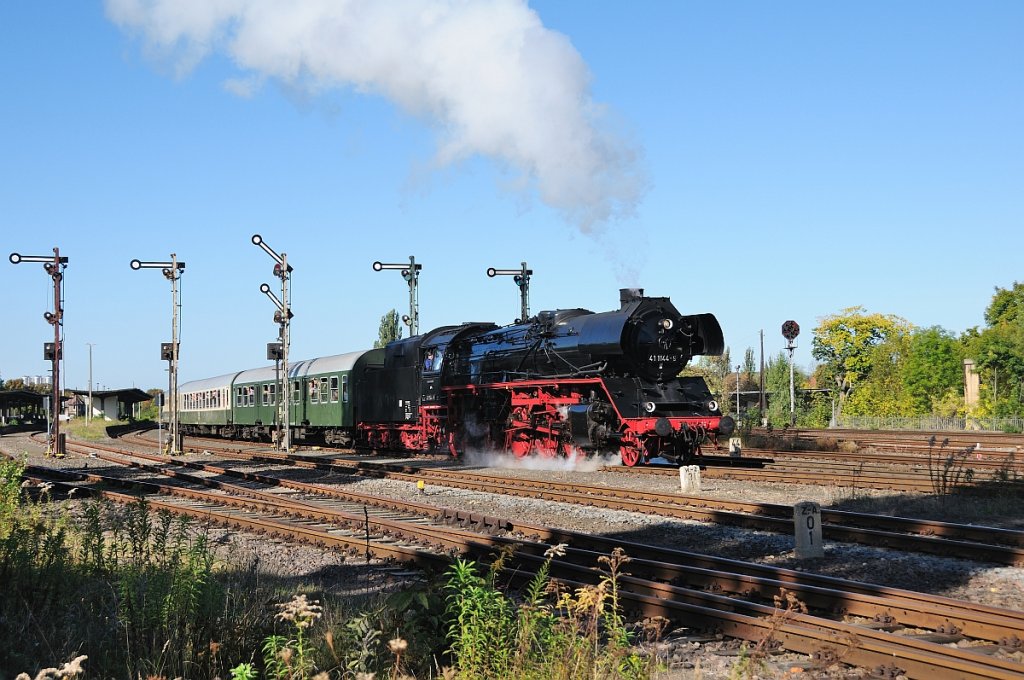IGE Werrabahn 41 1144-9 mit dem RE 16580 von Altenburg nach Freyburg und weiter zur Abstellung nach Karsdorf, am 30.09.2012 bei der Ausfahrt in Zeitz. (Foto: Torsten Barth)