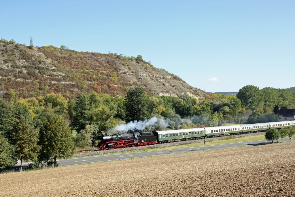 IGE Werrabahn 41 1144-9 mit dem leeren  Rotk�ppchen-Express I  auf der Fahrt von Freyburg nach Karsdorf, am 30.09.2012 im Unstruttal bei Balgst�dt. (Foto: Jens-Peter Ruske)