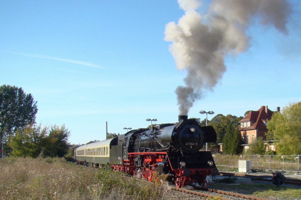IGE Werrabahn 41 1144-9 mit dem RE 16581 von Karsdorf nach Altenburg, am 30.09.2012 in Laucha. Nach der Abstellung in Karsdorf f�hrt der  Rotk�ppchen-Express I  wieder leer bis Freyburg. Dort steigen dann wieder die Reisenden zu. (Foto: G�nther G�bel)