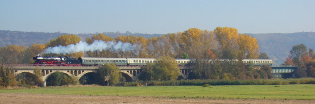 IGE Werrabahn 41 1144-9 mit dem leeren RE 16581 von Freyburg zur Abstellung nach Karsdorf, am 21.10.2012 auf dem Unstruthochwasserviadukt bei Kirchscheidungen. (Foto: G�nther G�bel)