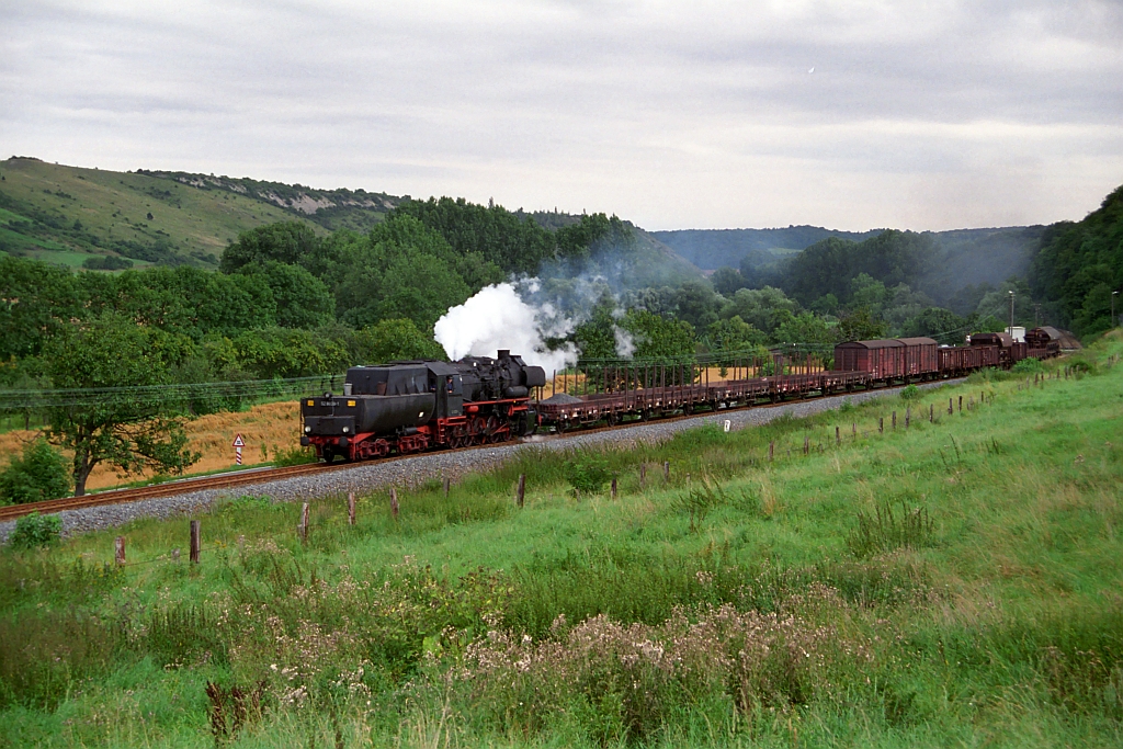 IGE Werrabahn 52 8039-1 am 24.08.1996 mit einem Foto-G�terzug von Freyburg nach Artern, am  Hohn  bei Laucha. (Foto: Cargonaut www.cargonautus.de)