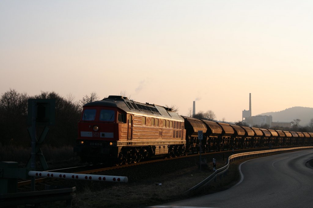 Im abendlichen Streiflicht wurde 233 622-0 am 03.03.11 in Widdershausen auf dem Weg nach Gerstungen bildlich festgehalten.