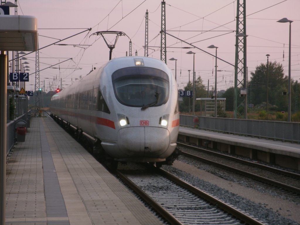 Im Abendrot kam,am 05.August 2011,411 082/582 aus Mnchen nach Bergen/Rgen um nach dem Halt das letzte Stck nach Binz zufahren.