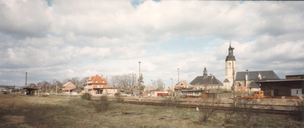 Im April 1994 steht ein SKL vor dem damaligen BHG Geb�ude im Bf Laucha. (Foto: G�nther G�bel)