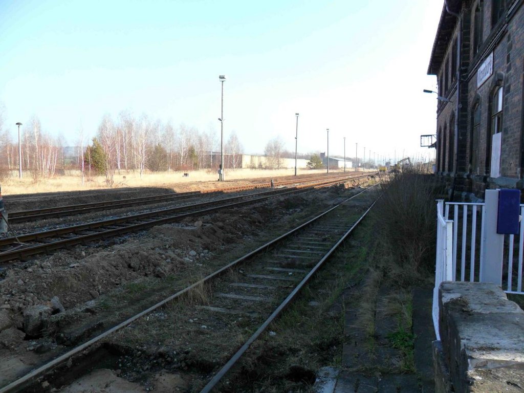 Im Bahnhof Vitzenburg wurden die Bahnsteige zur�ckgebaut. Der neue Haltepunkt wurde n�her an den Ort Reinsdorf verlegt; 26.01.2012