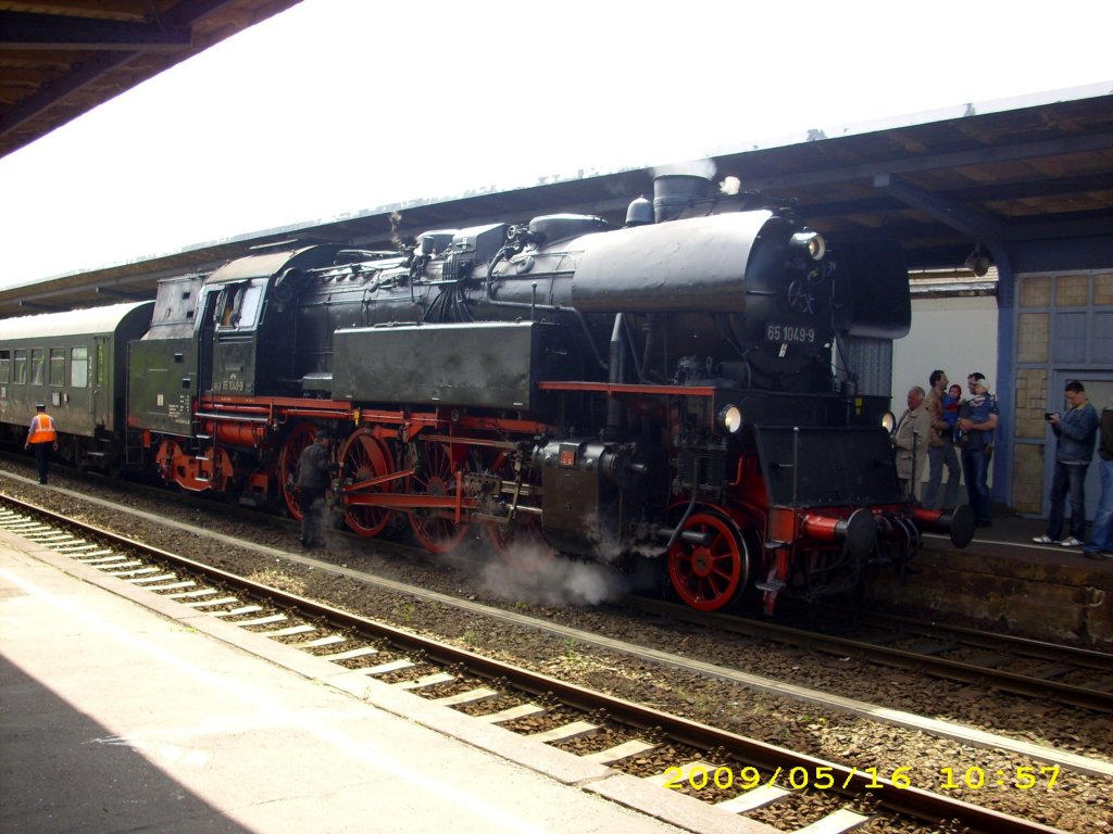 Im Bahnhof Zeitz am 16.05.2009, die Wartezeit des Sonderzugs aus Chemnitz anl��lich  150 Jahre Eisenbahn Gera  wird von der Lokbesatzung der 65 1049 f�r Kontrollarbeiten genutzt.
