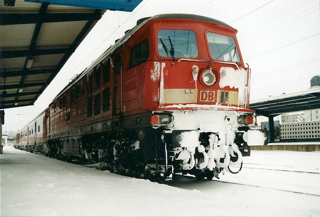 Im Februar 2001 zeigt sich die 234 166 im Bhf Cottbus.Am Haken hat sie einen RE nach Grlitz.
