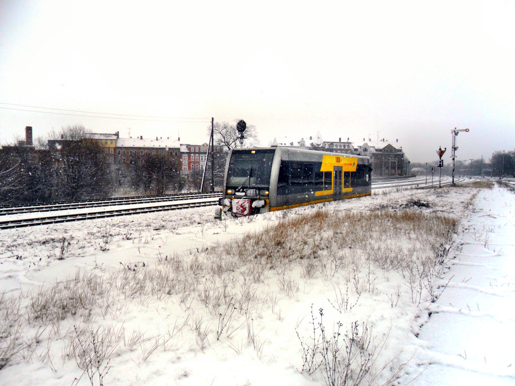 Im Flockenwirbel kam Burgenlandbahn 672 905  Stadt Naumburg/S.  als RB 34711 aus Wei�enfels, am 08.02.2013 in Zeitz Pbf an.