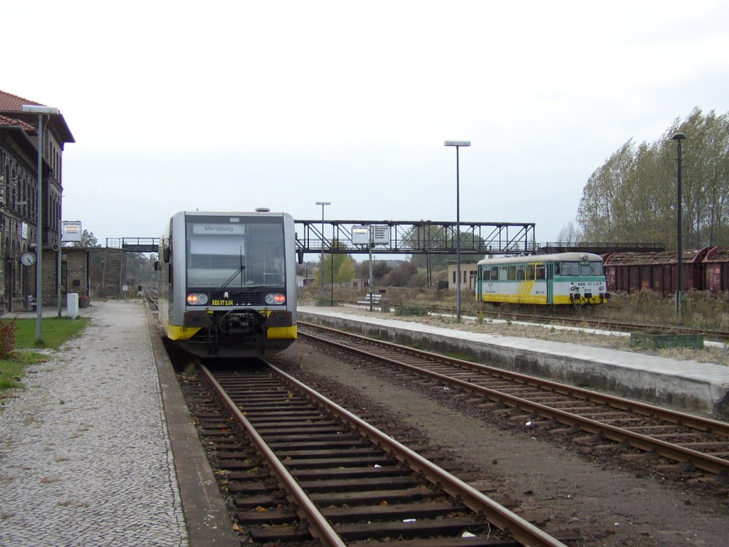 Im Jahr 2002 gab es im Bf Querfurt noch zwei unterschiedliche KEG Triebwagen zu sehen. Einmal den neueren VT 3.04 (LVT S der BR 672) als RB aus Merseburg und den MAN Schienenbus 2.10 (909), abgestellt. (Foto: Klaus Pollm�cher)