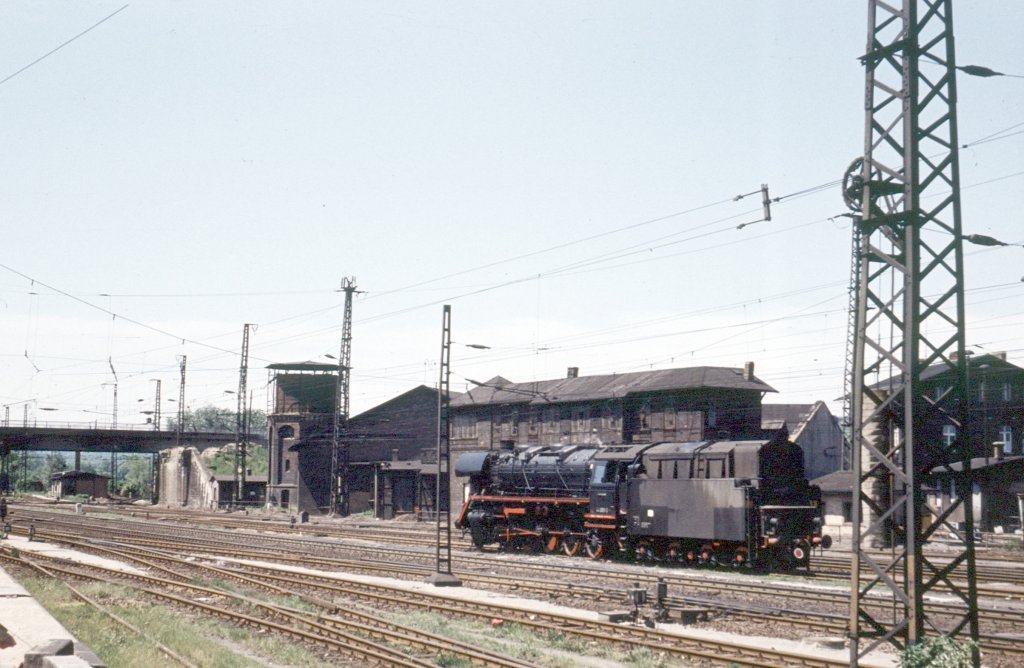 Im Juni 1980 fotografierte Klaus Pollm�cher die DR 44 0618-7 als Lzv 58310 nach Camburg in Naumburg Hbf.