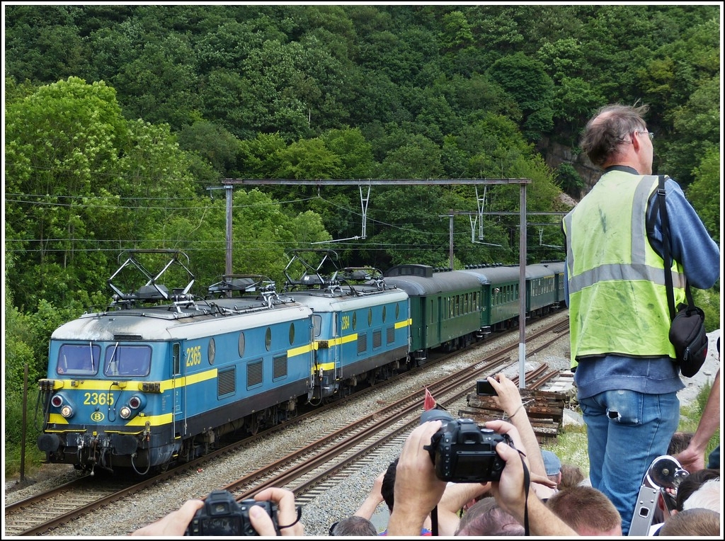 Im Kampf um's beste Bild, wird mit allen Mitteln, sogar mit mitgenommenen Leitern, gearbeitet bei der Abschiedsfahrt der Srie 23. Der Sonderzug bestehend aus den HLE 2365 und 2364, sowie historischen Wagen, bei der Tunnelausfahrt in Landelies. 23.06.2012 (Hans)